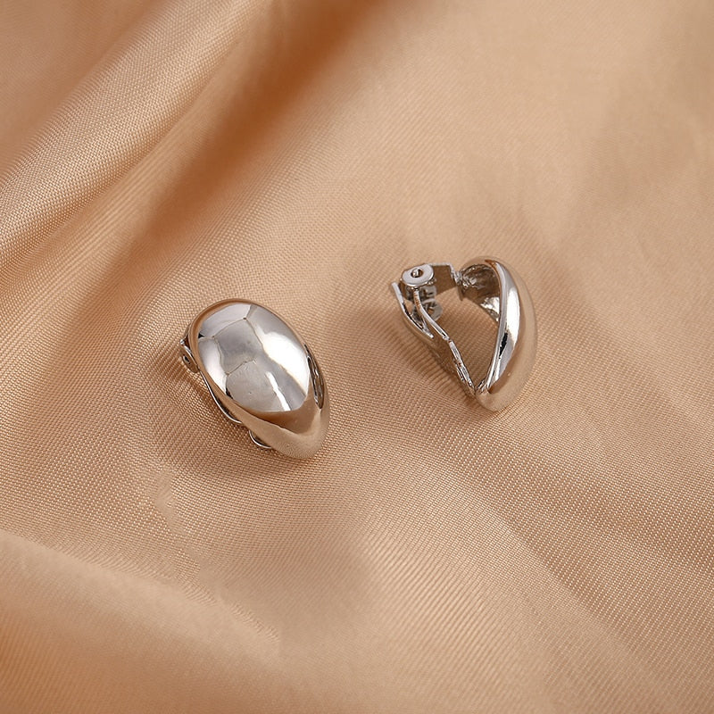 Pendientes de clip minimalistas de metal brillante ovalado vintage dorado